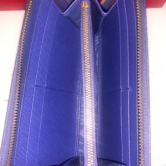 Used and 100% Authentic Salvator Ferragamo wallet - Picture 8 of 11